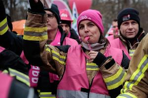 Proteste zum Verhandlungsauftakt.