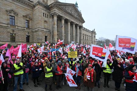 In vielen Städten demonstrierten Lehrkräfte und andere Landesbeschäftigte bei der Vorgängerrunde 2023 für die damalige Forderung 10,5 Prozent mehr Gehalt - etwa in Leipzig. (Archivfoto)
