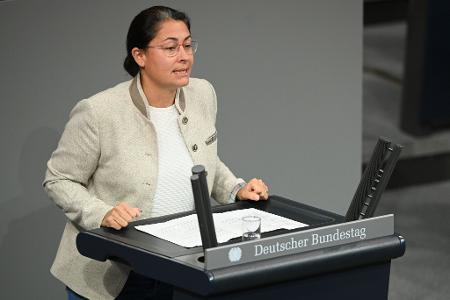 Filiz Polat (Grüne) sieht Unklarheit und erhebliche Probleme in der Praxis, wenn der Gesetzentwurf so wie vom Ausschuss beschlossen, vom Bundestag verabschiedet werden sollte. (Archivfoto)