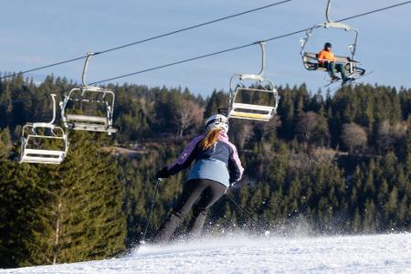 Oberhof startet in die Alpinski-Saison: Eine Skifahrerin ist auf der Piste des Fallbachlifts unterwegs. 