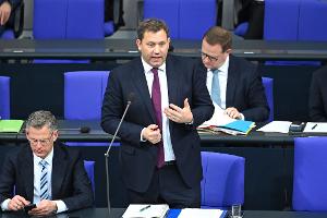 Bundesfinanzminister Lars Klingbeil (SPD) hat die Senkung der Stromsteuer für alle noch nicht komplett abgehakt. 