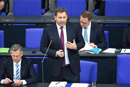 Bundesfinanzminister Lars Klingbeil (SPD) hat die Senkung der Stromsteuer für alle noch nicht komplett abgehakt. 