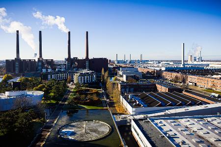 Blauer Himmel über dem VW-Werk in Wolfsburg – doch die Stimmung im Konzern bleibt wechselhaft. (Archivbild)