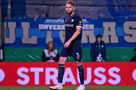 Eigentor und Rot: Strompf verhilft Stuttgart ins Viertelfinale