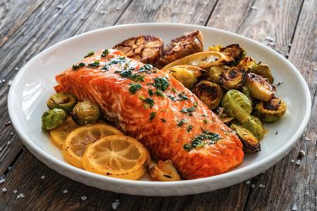 Lachssteak mit ofengeröstetem Rosenkohl