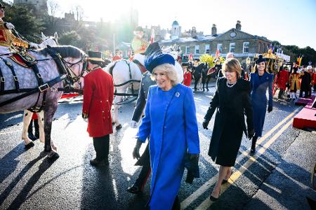 Vor dem militärischen Empfang fuhren Steinmeier und Büdenbender mit ihren Gastgebern per Kutsche durch die Straßen von Windsor. 
