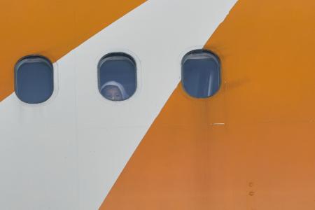 Ein Kind blickt aus einem von Venezuela betriebenen Flugzeug, das mit abgeschobenen Migranten aus den USA auf dem Flughafen Simon Bolivar International in Maiquetia ankommt.