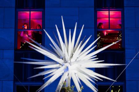 Die Lichter am Baum sind angeknipst.