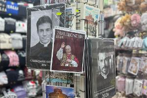 Rund um den Petersdom werden Kalender von Papst Leo XIV. sowie echten und falschen Priestern verkauft.