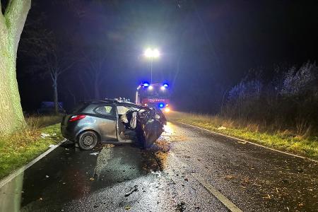 Feuerwehr Tönisvorst: Unfallfahrzeug auf der Landstraße