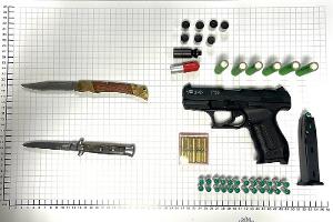 Sichergestellte Schreckschusswaffe und Messer