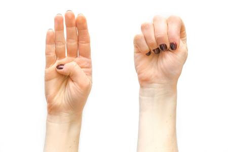 Mit dem SOS-Handzeichen um Hilfe rufen