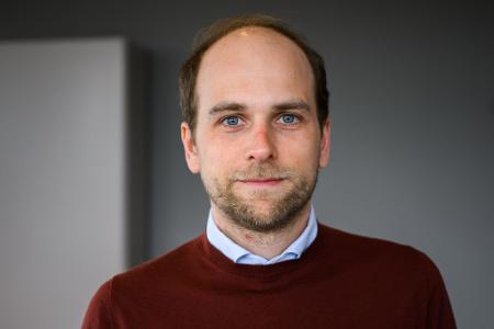 Raoul Roßmann nimmt den Konkurrenten dm im AfD-Streit in Schutz. 