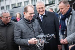 Bevor die Gespräche beginnen, zeigt die neue Drohnenabwehr-Einheit der Bundespolizeidirektion 11, was sie kann.