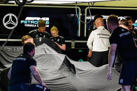 Mercedes: Termin noch offen - Fans der Silberpfeile warten sehnsüchtig auf den W17 (W steht dabei für Wagen), der auf den W16 von 2025 folgen dürfte. Der neue Motor des Modells für 2026 soll laut Gerüchten eine herausragende Performance bieten.