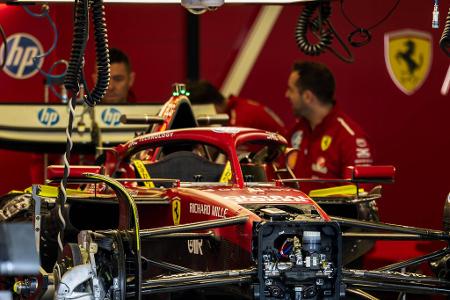 Ferrari: Termin noch offen - Intern läuft der neue Ferrari-Bolide unter dem Codenamen Projekt 678, folgt die Scuderia dem jüngsten Schema, dürfte das neue Auto aber SF-26 heißen. Allerdings überraschten die Roten auch schon mit Spezialnamen, möglicherweise auch zum neuen Technischen Reglement?