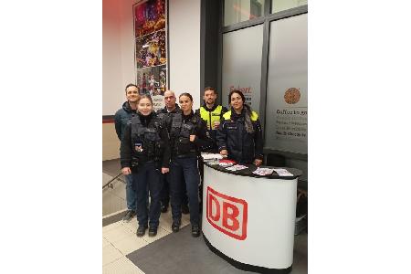 Die Präventionsteams der Polizei Soest, der Deutschen Bahn und der Bundespolizeiinspektion Münster