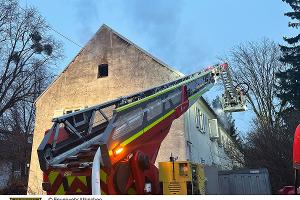 Die Drehleiter vor dem Brandgebäude.