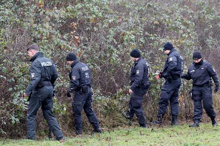 Die Ermittlungen im Fall des getöteten achtjährigen Fabian führen Polizisten zurück in das Gebiet des Fundortes.