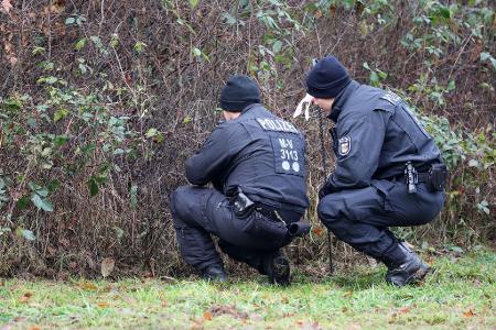 Diesmal durchkämmten Ermittler eine Wiese und die angrenzenden Büsche.