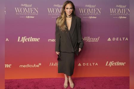 Jennifer Lopez: Züchtiger Look mit sexy Note
