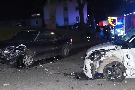 Beide Fahrzeuge waren stark beschädigt.