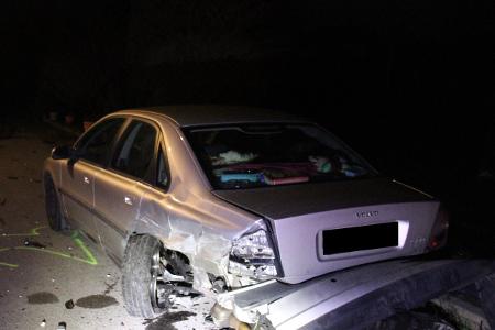 Der Volvo wurde nach der Kollision stark beschädigt zurückgelassen.
Foto: Polizei Minden-Lübbecke