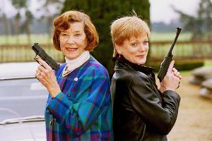 Lois Maxwell (l) und Samantha Bond haben beide "Miss Moneypenny" gespielt. (Archivbild)