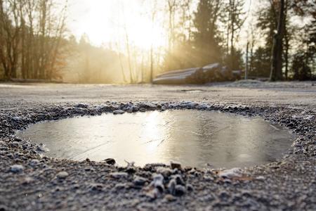 Auf den Straßen kann es wieder glatt werden (Archivbild). 