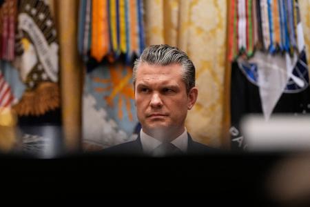 Steht wegen verschiedener Angelegenheiten in der Kritik - Pentagon-Chef Hegseth. (Archivbild)
