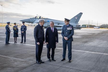 Premierminister Keir Starmer (M) und der norwegische Premierminister Jonas Gahr Store (l) unterhalten sich.