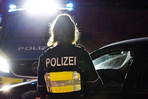 Die Polizei führt in der Vorweihnachtszeit gezielt größere Kontrollen durch. Am Mittwochabend postierten sich die Polizeibeamtinnen und -beamten unter der Fritz-Berg-Brücke an der B 236. Foto: Polizei MK
