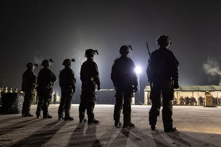 Martialisch: Soldaten eines Panzergrenadierbataillons der Bundeswehr stehen während der offiziellen Übergabe des neuen Sturmgewehrs G95 auf dem Truppenübungsplatz Grafenwöhr.