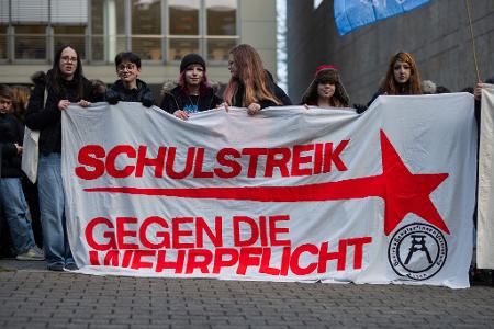 Bundestag billigt Wehrdienstgesetz, junge Menschen protestieren dagegen