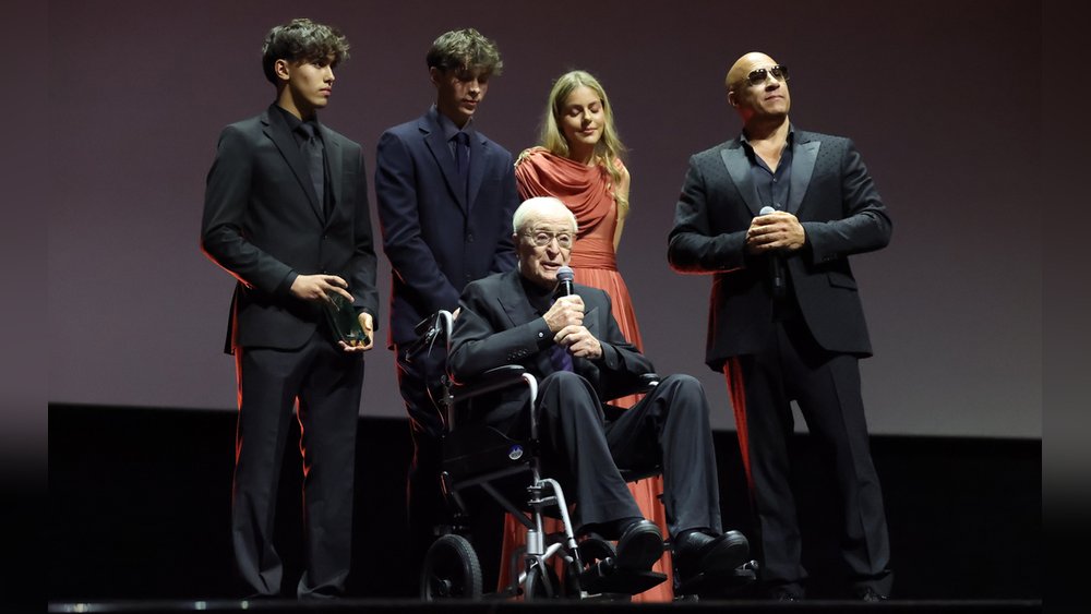 Michael Caine, a sus 92 años, deslumbra en el Festival de Cine del Mar Rojo