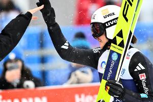 Skispringen: Reisch und Freitag in den Top 10