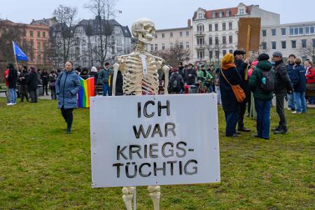 In Cottbus demonstrieren Menschen gegen den Wehrdienst.