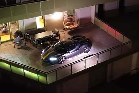 Ferrari 296 GTB auf einem Balkon in Wien