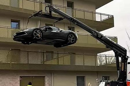 Ferrari 296 GTB auf einem Balkon in Wien