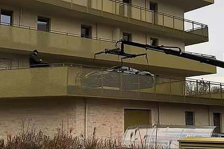 Ferrari 296 GTB auf einem Balkon in Wien