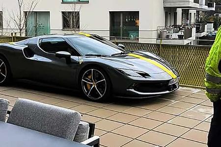 Ferrari 296 GTB auf einem Balkon in Wien