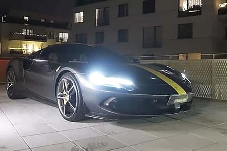 Ferrari 296 GTB auf einem Balkon in Wien