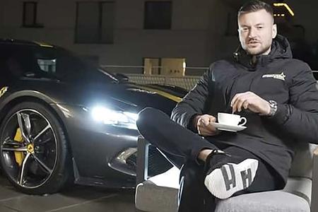 Ferrari 296 GTB auf einem Balkon in Wien