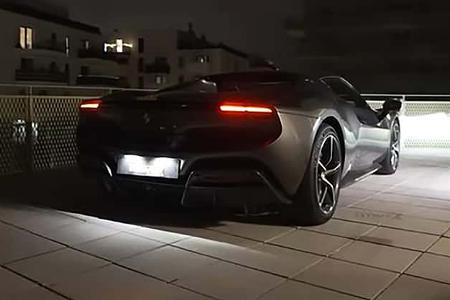 Ferrari 296 GTB auf einem Balkon in Wien