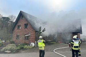 Feuerwehrmänner vor dem Objekt