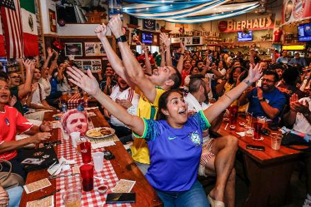 Fußballfans reagieren auf die Auslosung der FIFA Fußball-Weltmeisterschaft.