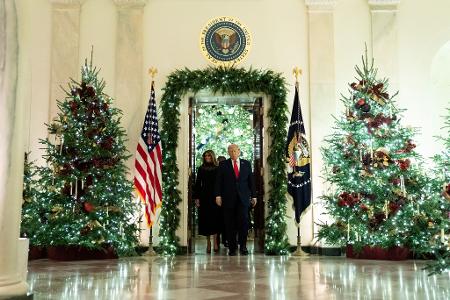 US-Präsident Donald Trump (r) und First Lady Melania Trump betreten in Washington die Cross Hall.