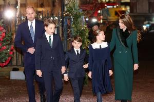 Als Familie: Kate und William mit den Kindern bei Weihnachtskonzert