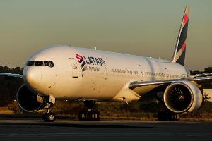 Verletzt wurde bei dem Vorfall niemand, teilte die Fluggesellschaft LATAM mit. (Archivbild)