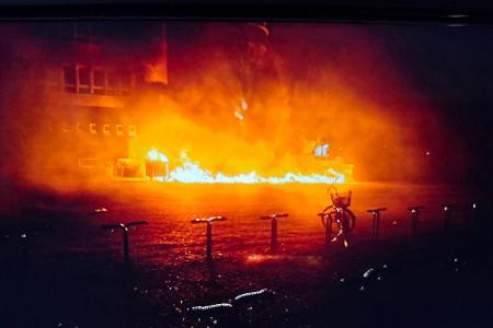 Der eindrucksvolle Feuerschein war weit sichtbar und sorgte zunächst für die Meldung von falschen Adressen.